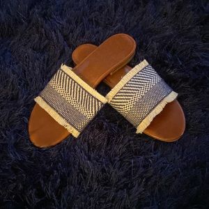 Universal Thread Sandals